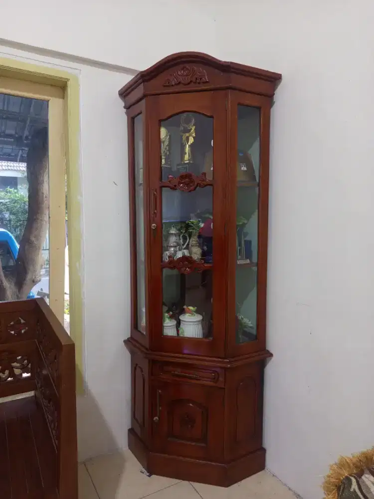 Lemari pojok kayu