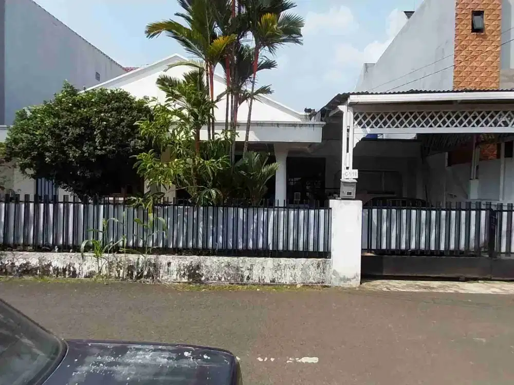 Rumah Bagus Dalam Komplek Asri di Jakarta Timur