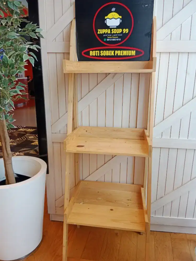 Rak kayu untuk display jualan