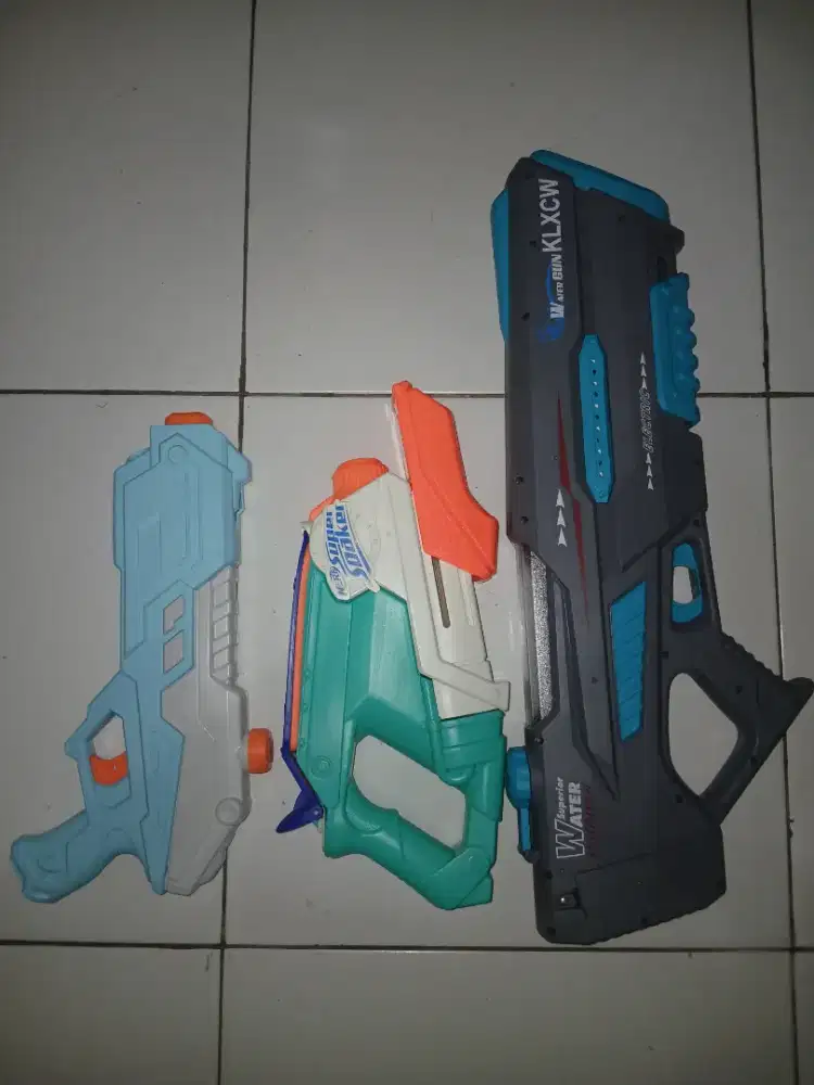 mainan tembakan air elektrik(electric water gun),dan figur Robot