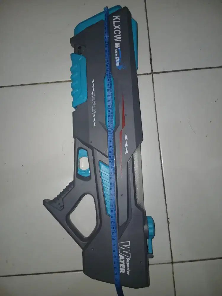mainan tembakan air elektrik(electric water gun),dan figur Robot