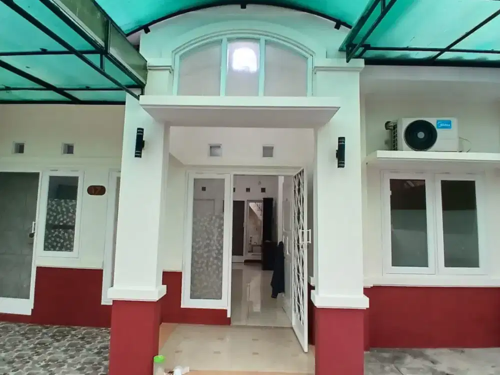 DISEWAKAN RUMAH 3 KAMAR DALAM CLUSTER DI BULEVAR HIJAU HARAPAN INDAH