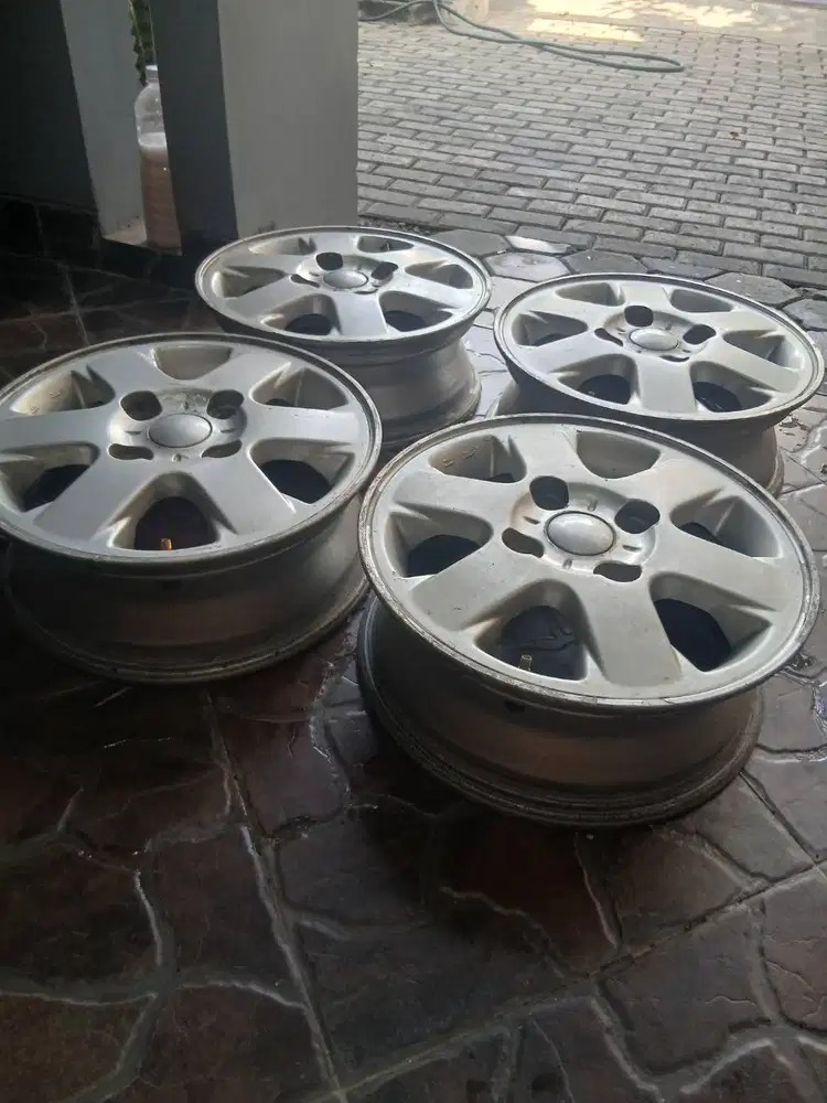 Velg Avanza ( 4 set ), kondisi masih layak pakai.Ring 14