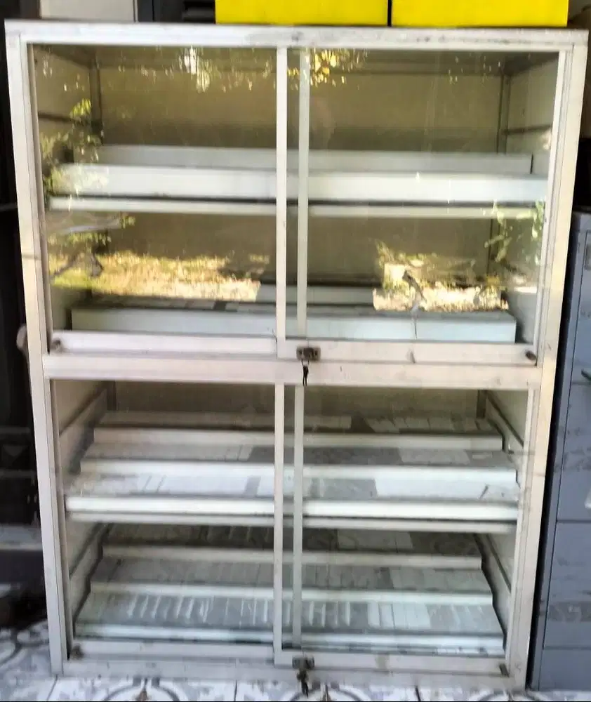 Lemari Kaca Display (ukuran: 136 x 105 x 59 cm)