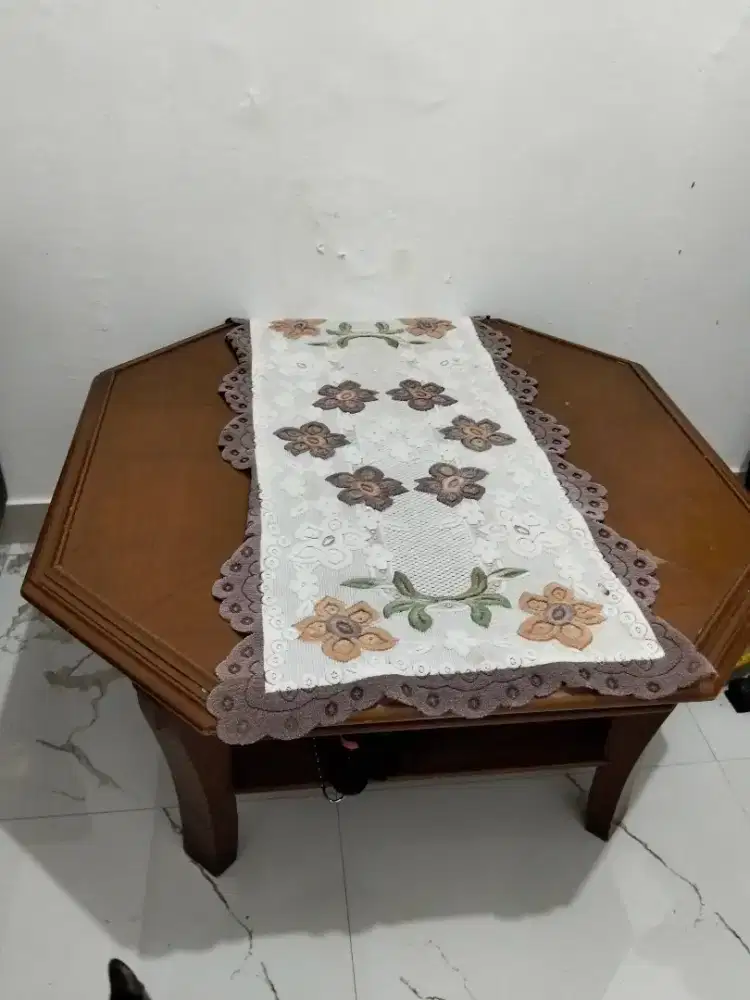 Meja kursi tamu