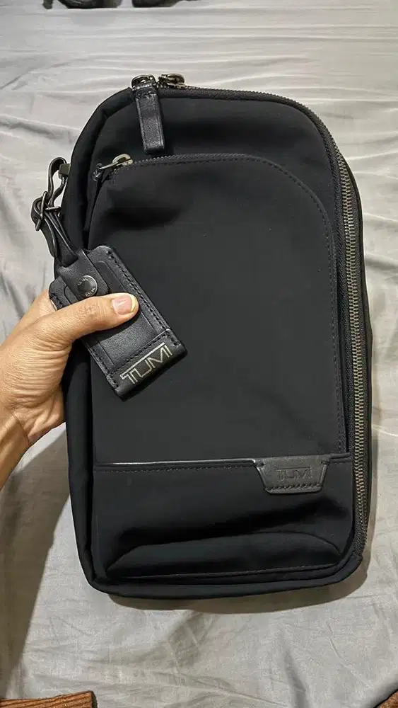 TUMI Harrison Gregory Sling Original – Second Like New