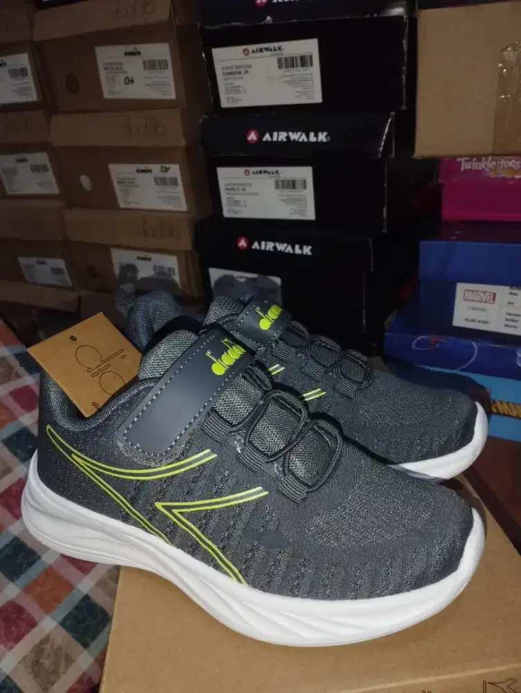 Diadora kids size 32