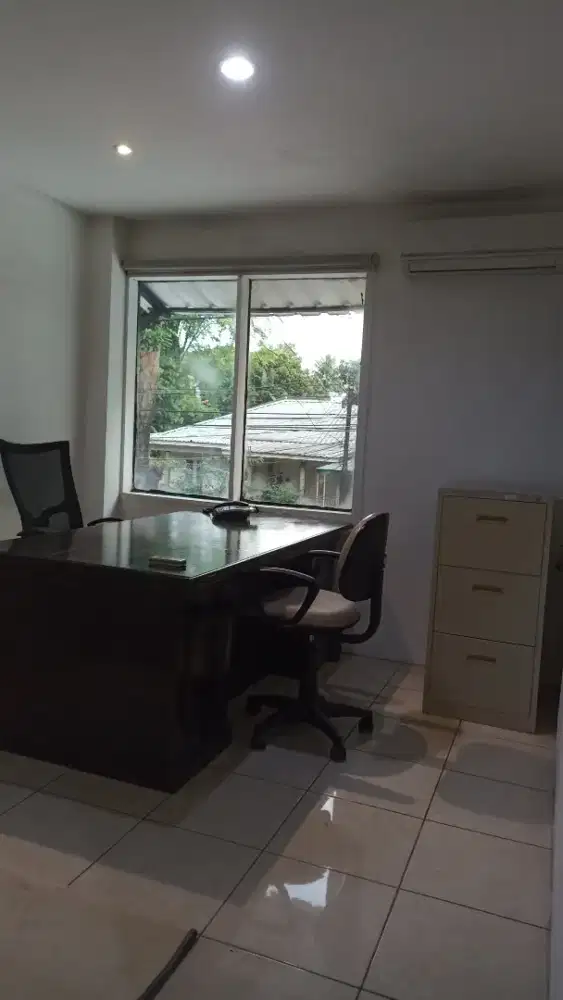 Meja Kerja Dan 2 Kursi Kerja