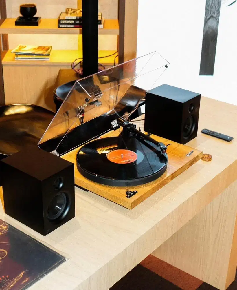 Turntable with sepaker gadhouse