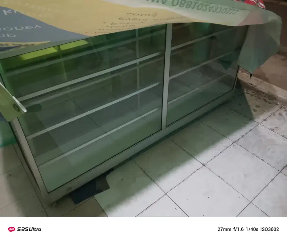 Etalase kaca dan rak