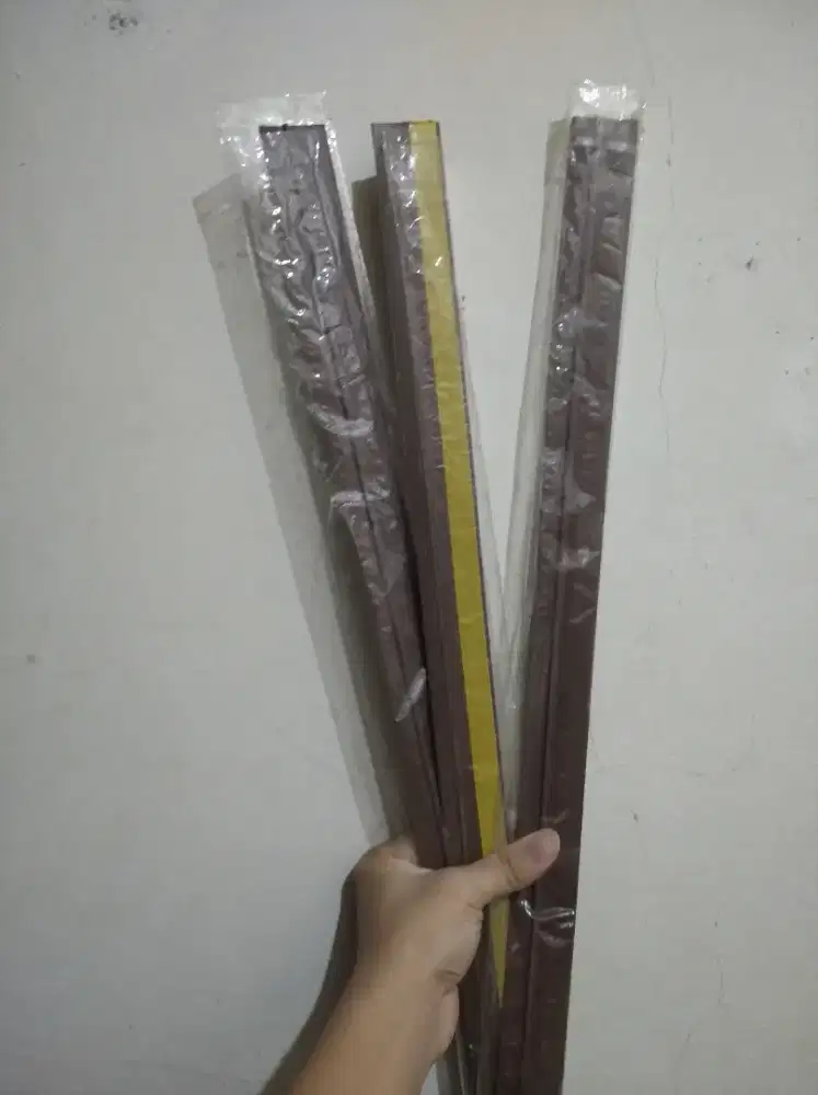 Penutup celah pintu ruangan AC