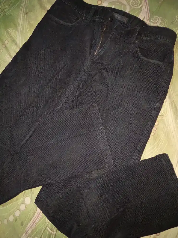 Celana jeans corduroy hitam UNIQLO