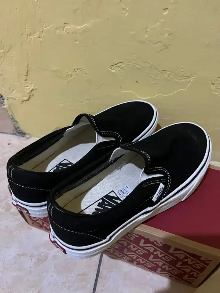 Sepatu Vans of the wall