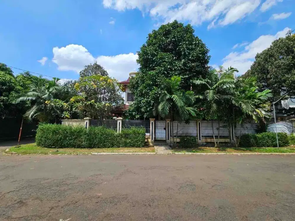 Rumah Hook Super Luas di Komplek Elite Cinere