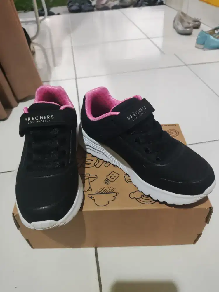 Sepatu skechers ukuran 30