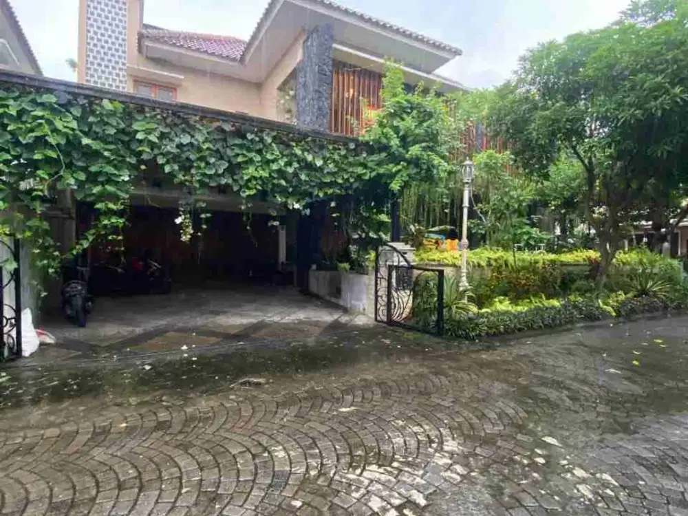 RUMAH MEWAH 2 LANTAI ESTETIK DAN NYAMAN FULL TAMAN DALAM PERUMAHAN ELITE TIRTASANI GAMPING