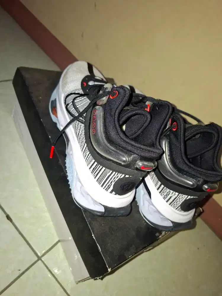 Istimewa, sepatu basket Nike GT Jump kondisi 98 %