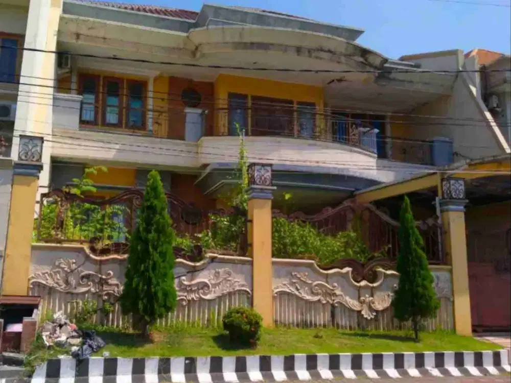 Dijual Rumah Klasik 2 lantai di Dharmahusada Surabaya