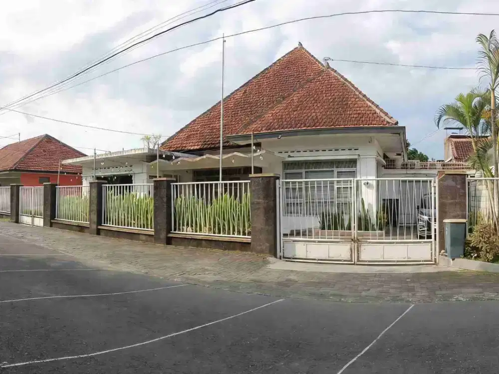 dijual rumah besar model kolonial Belanda dijalan prawirotaman
