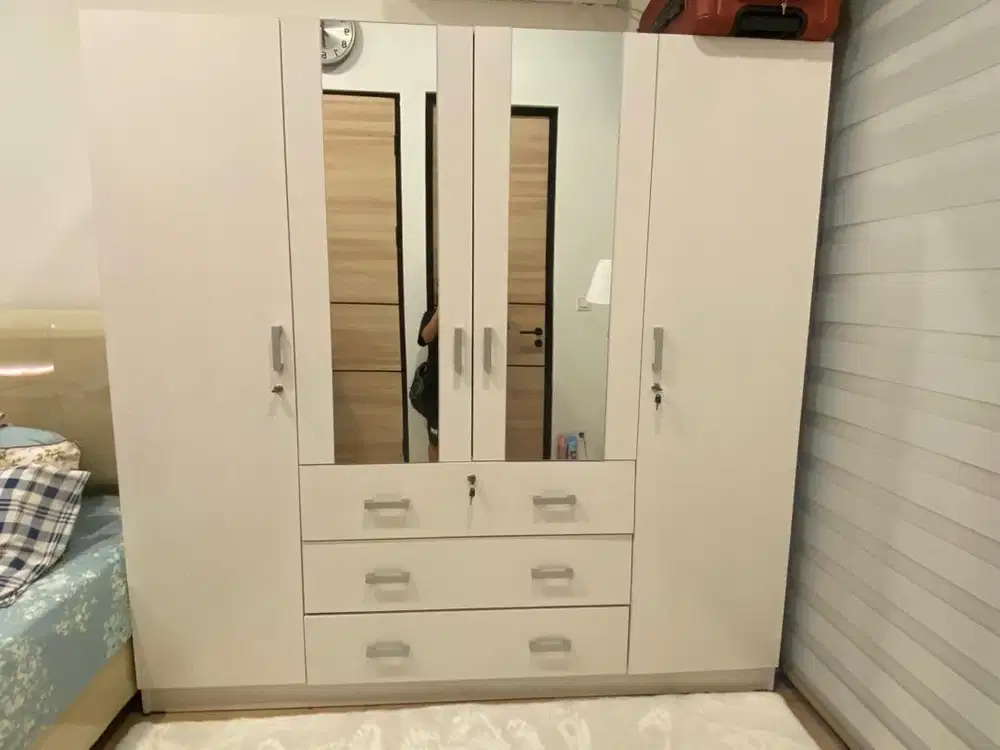 Lemari pakaian 4 pintu