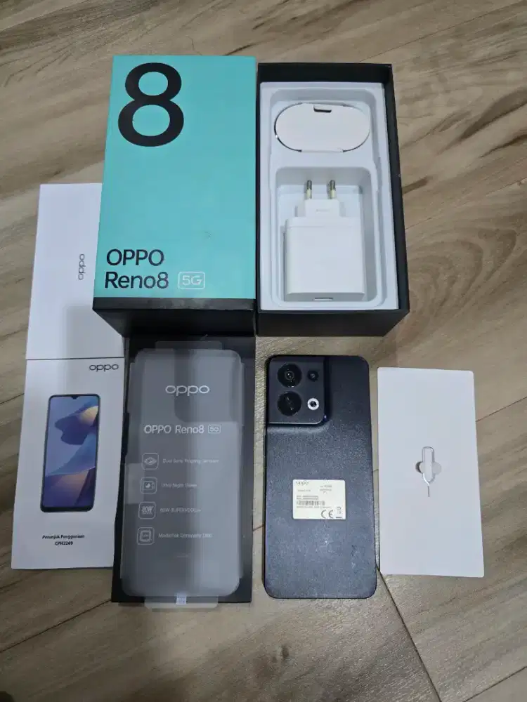 Oppo reno 8 5G 8/256 fisik pemakaian,fullset ori,ada retak kecil kanan