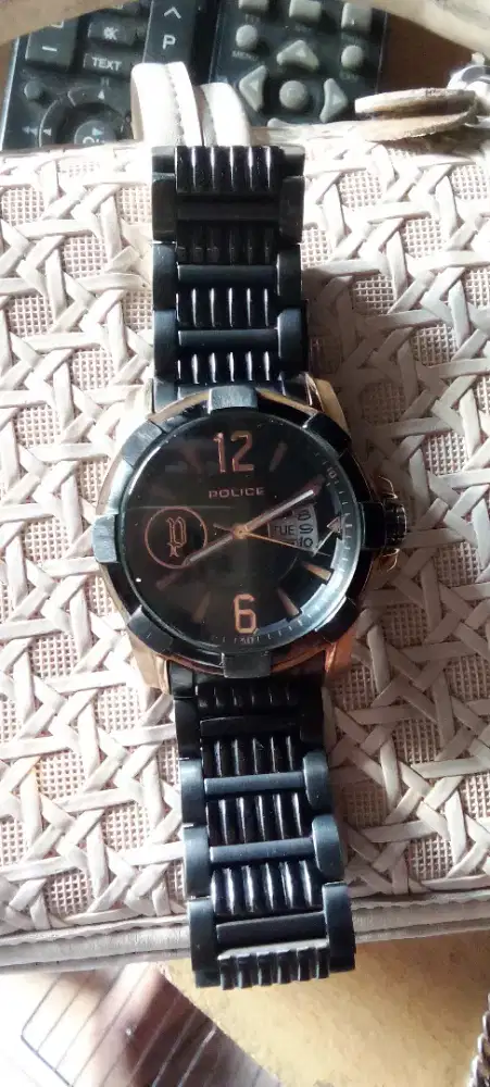 Jam tangan police second jual butuh uang