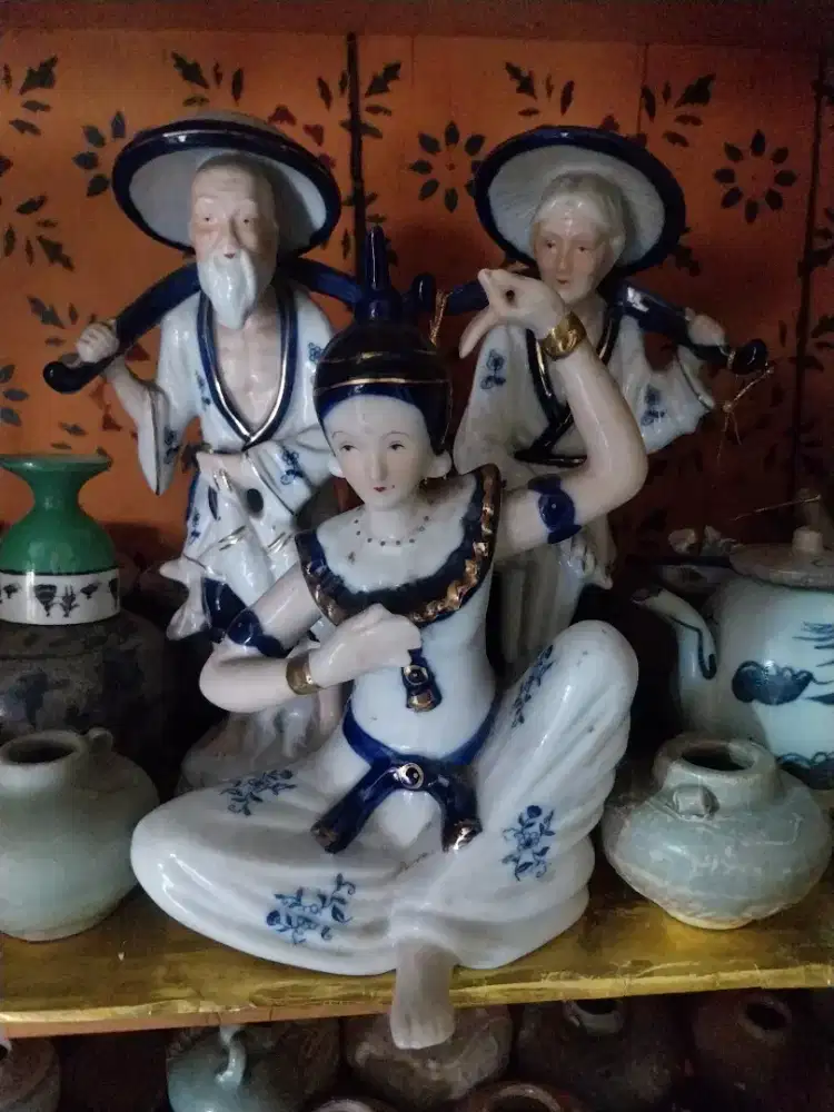 patung manusia putih biru