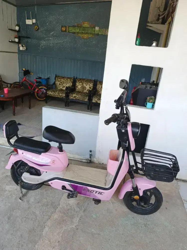 Sepeda Listrik Warna Pink