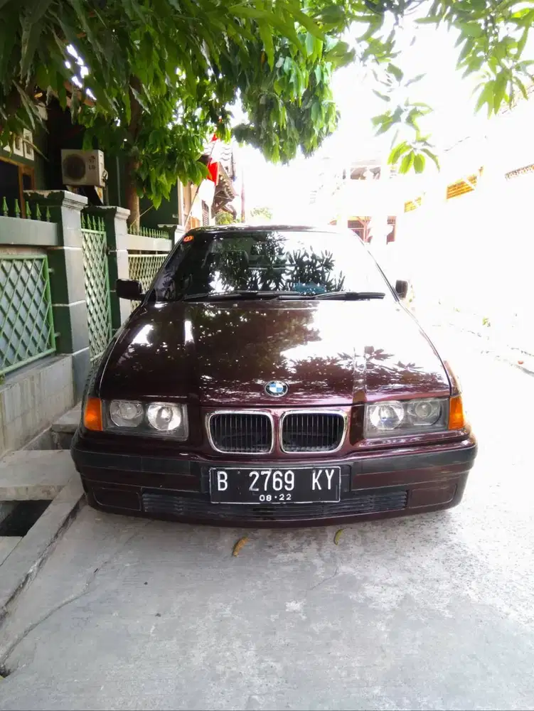 BMW 318i E 36. Sedan merah, th 1997