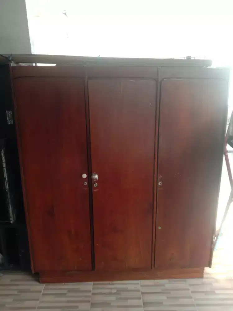 Lemari Jati Tua Tiga Pintu (bekas)