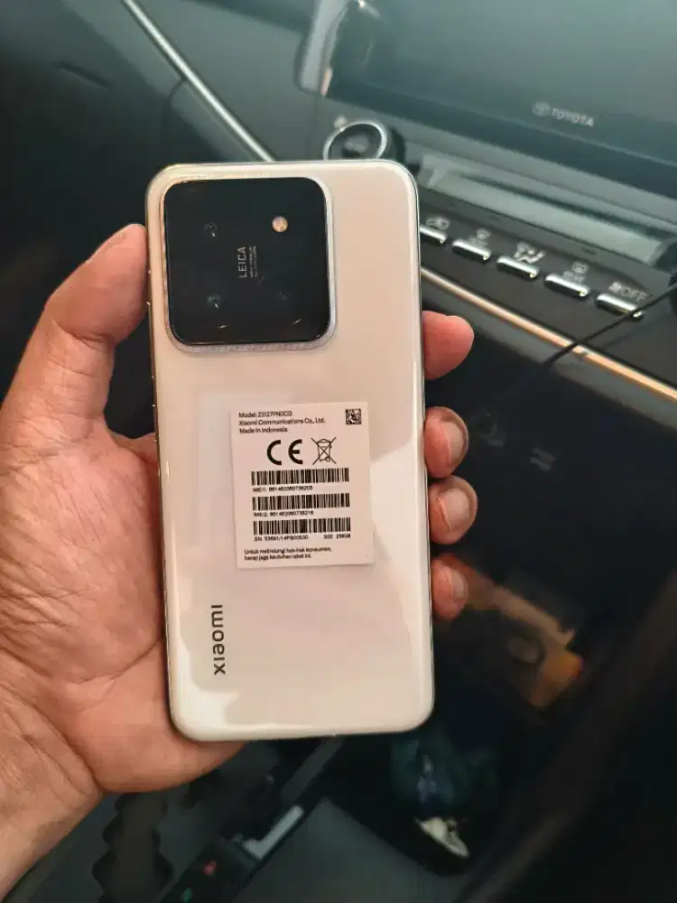Xiaomi 14 putih