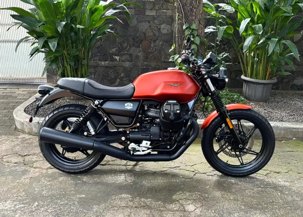 Moto Guzzi V7 IV 850 • year 2022