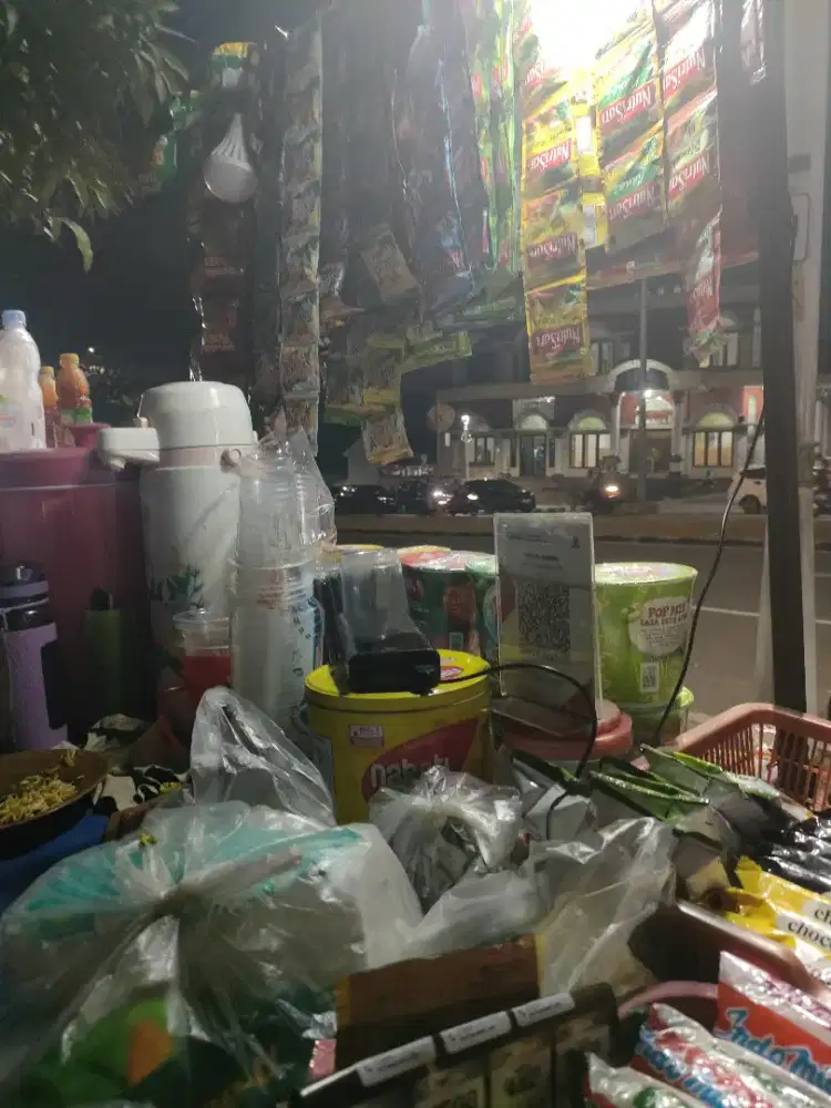 Di cari karyawanti yg serius jagain warung pinggiran jalan