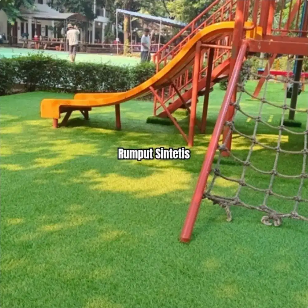 Rumput palsu yang cocok untuk tempat main anak