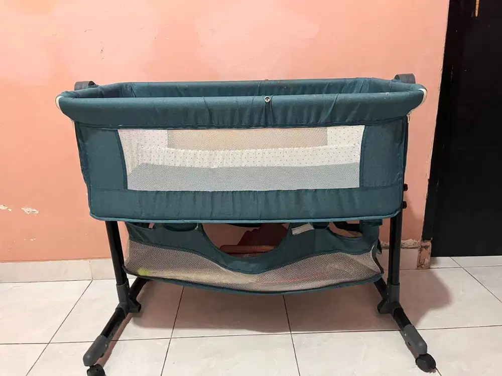 Tempat Tidur Bayi (Lengkap) kasur dan penutupnya ada di bawah