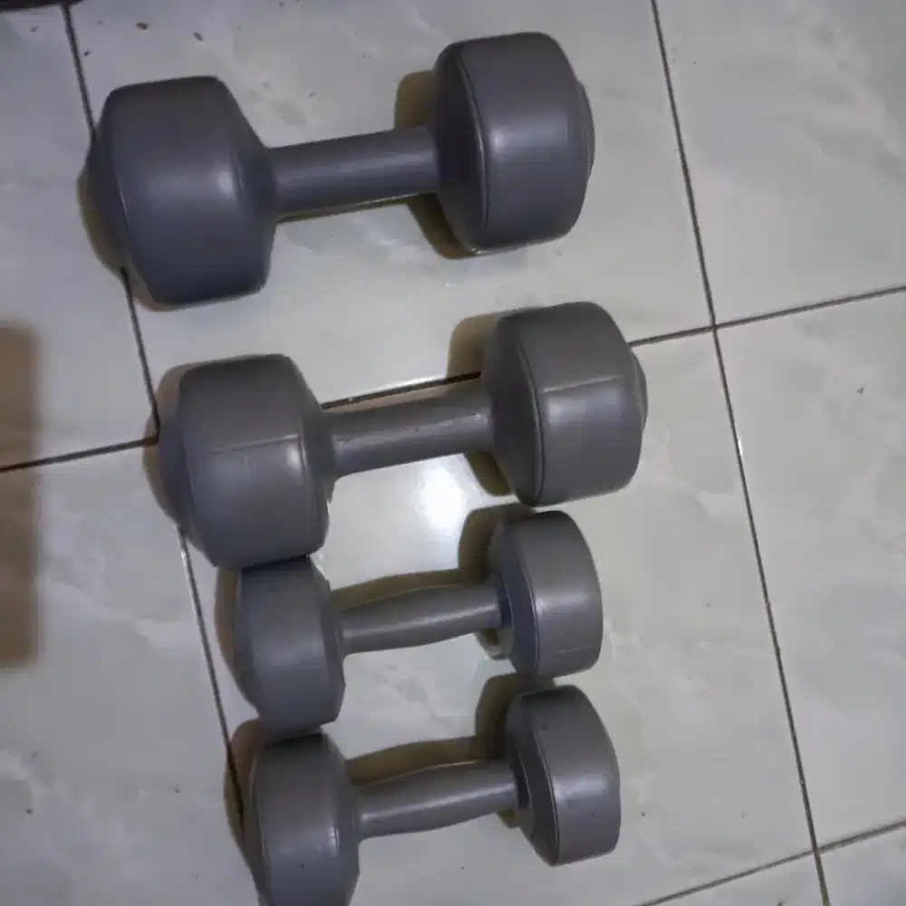 Dumble beban 5kg dan 3kg kondisi masih bagus jarang pakai