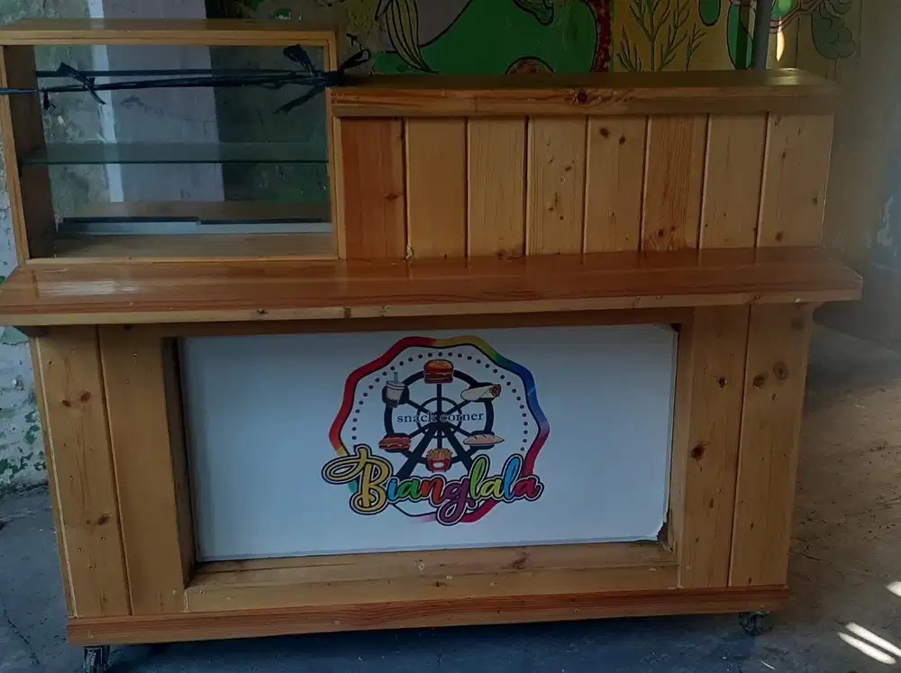 Meja etalase kayu kuat kokoh
