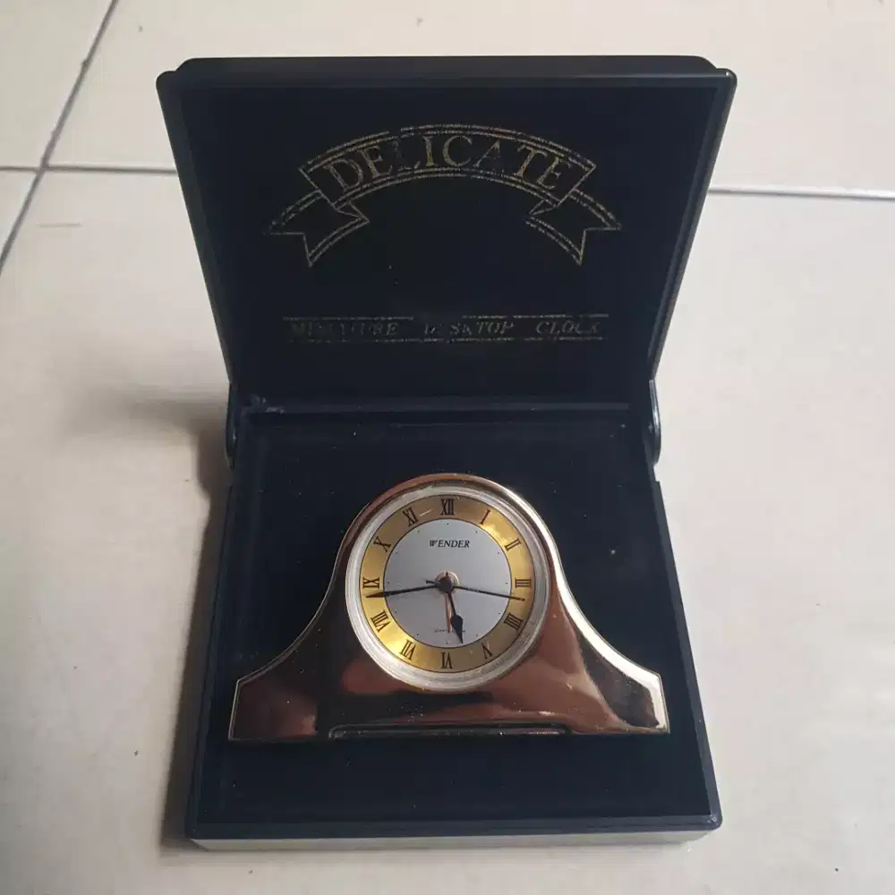Jam meja mini Wender