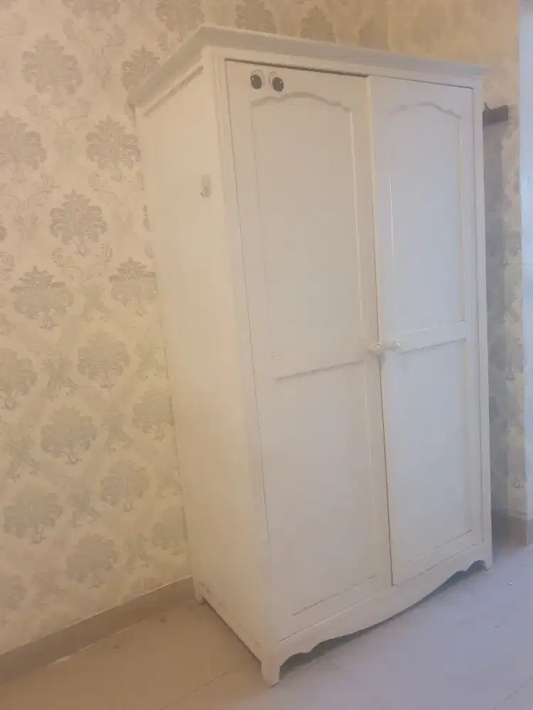 Lemari Putih Cat Duko