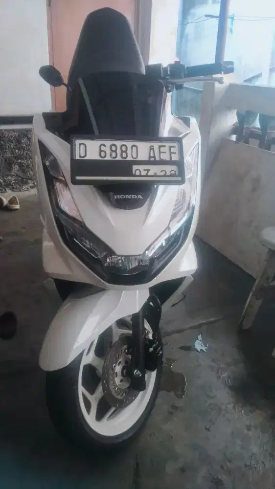 Honda PCX 2023 160cc putih