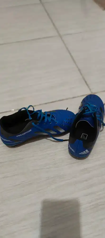 Sepatu bola anak