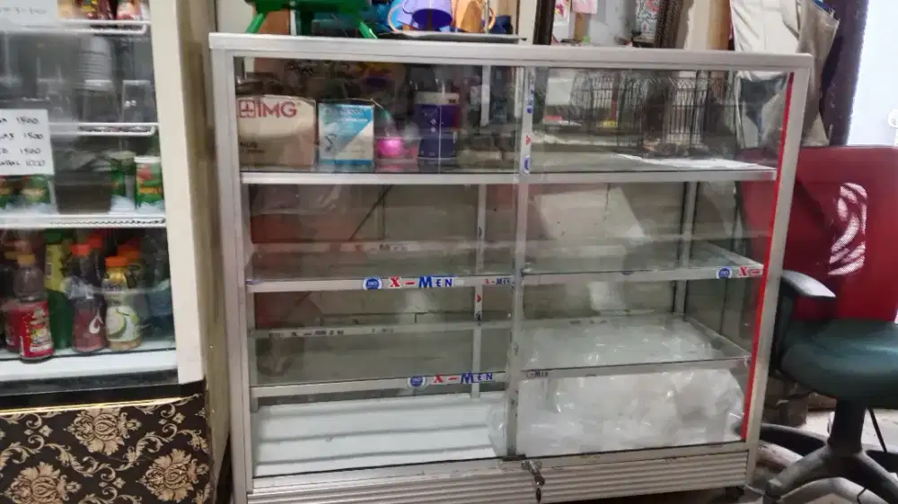 D jual etalase msh mulus ada kunci ukuran P 1.20 ,T 1mtr, L 40cm nego