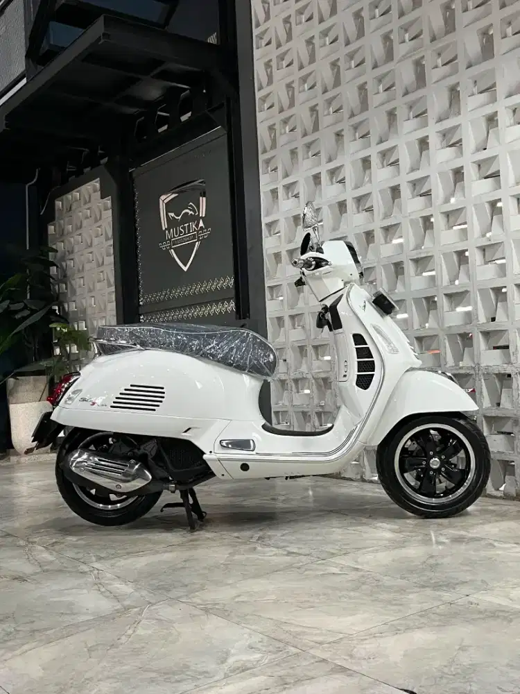 VESPA GTS 150 SUPER 2021 - Chintia Mustika