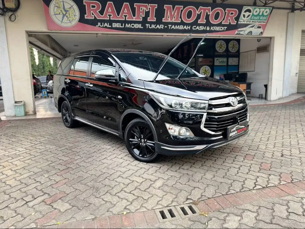 Toyota Kijang Innova Venturer 2019 AT Bensin Matic Hitam