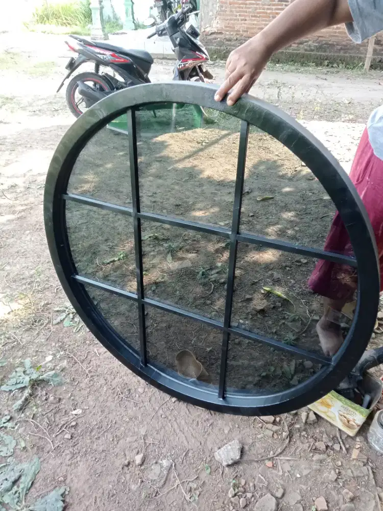 jendela bundar model londo