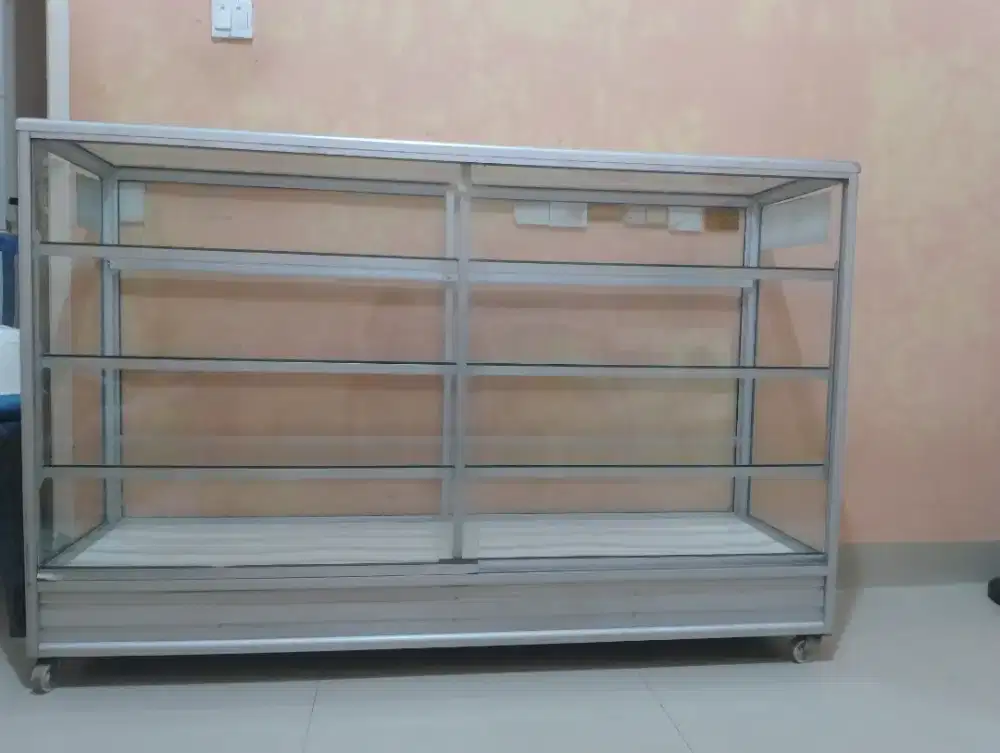 Etalase kaca aluminium