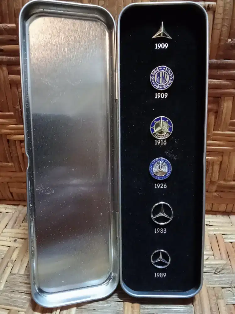 Pin Badge Logo Mercedes Benz Classic Official Era 1909 - 1989 Original