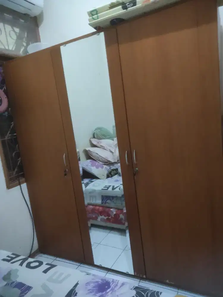 Lemari Baju Besar 3 pintu