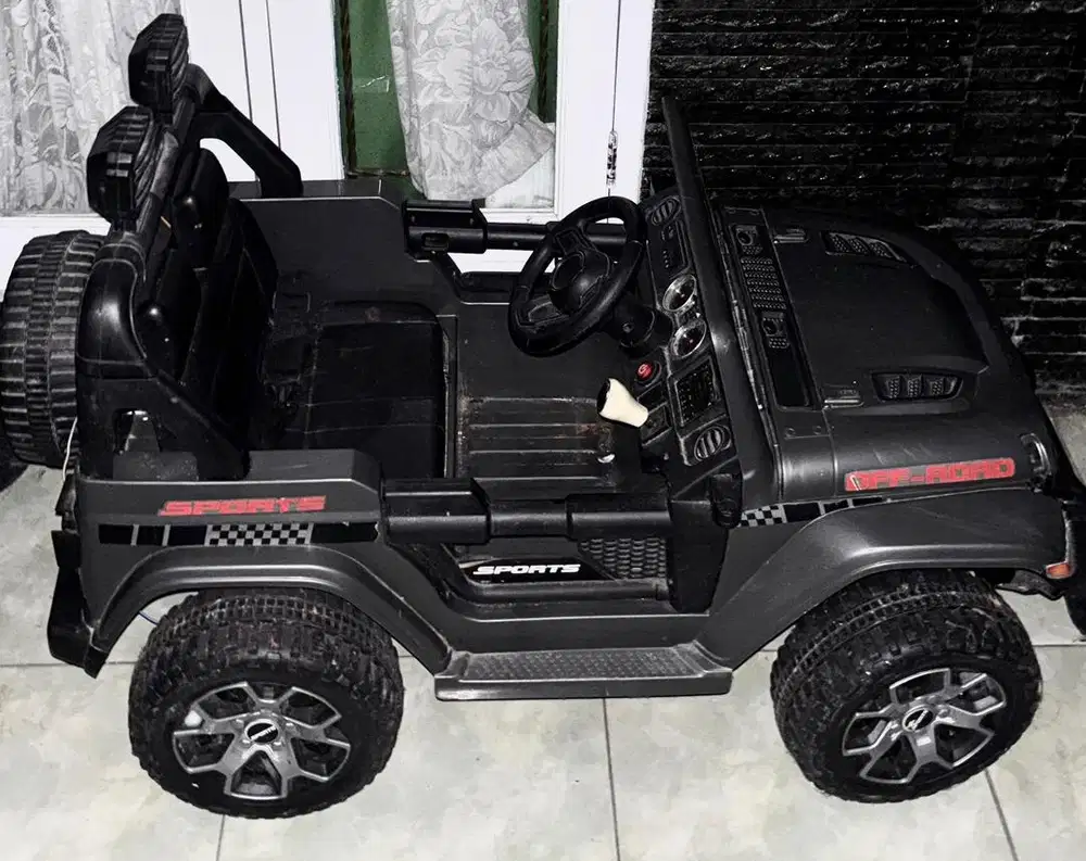 Mobil aki anak Jeep Rubicon Off Road 2 seater + Remote kondisi bagus