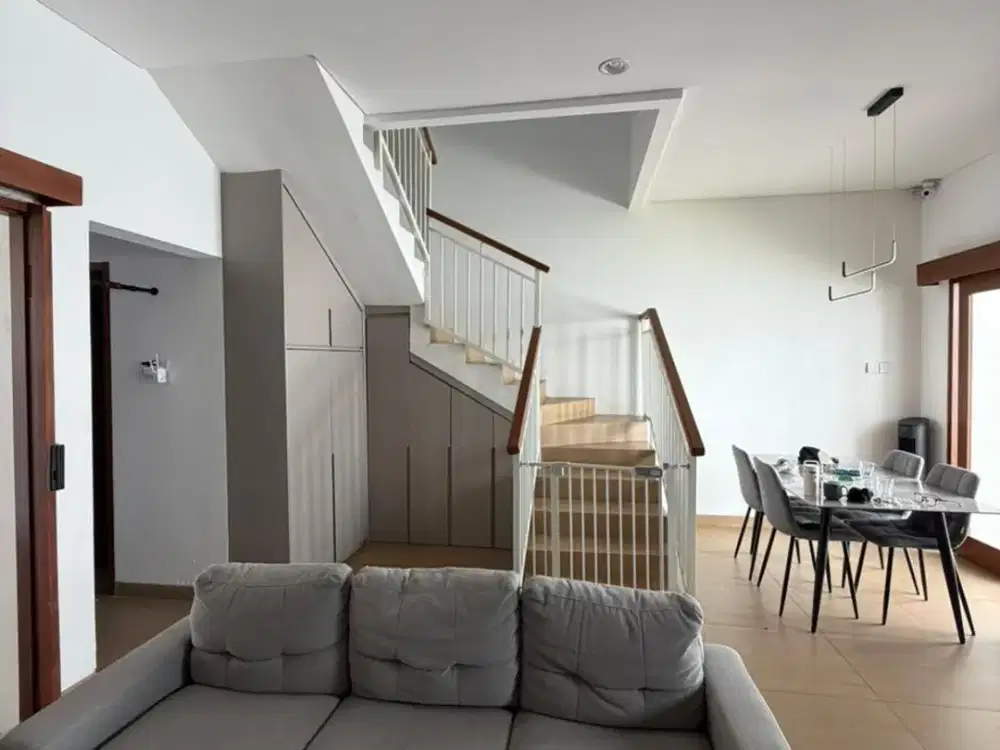 DISEWAKAN VILLA 2 LANTAI – HUNIAN EKSKLUSIF SEMI FURNISHED